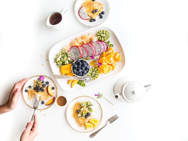 La colazione abbondante potrebbe non essere la soluzione per perdere peso