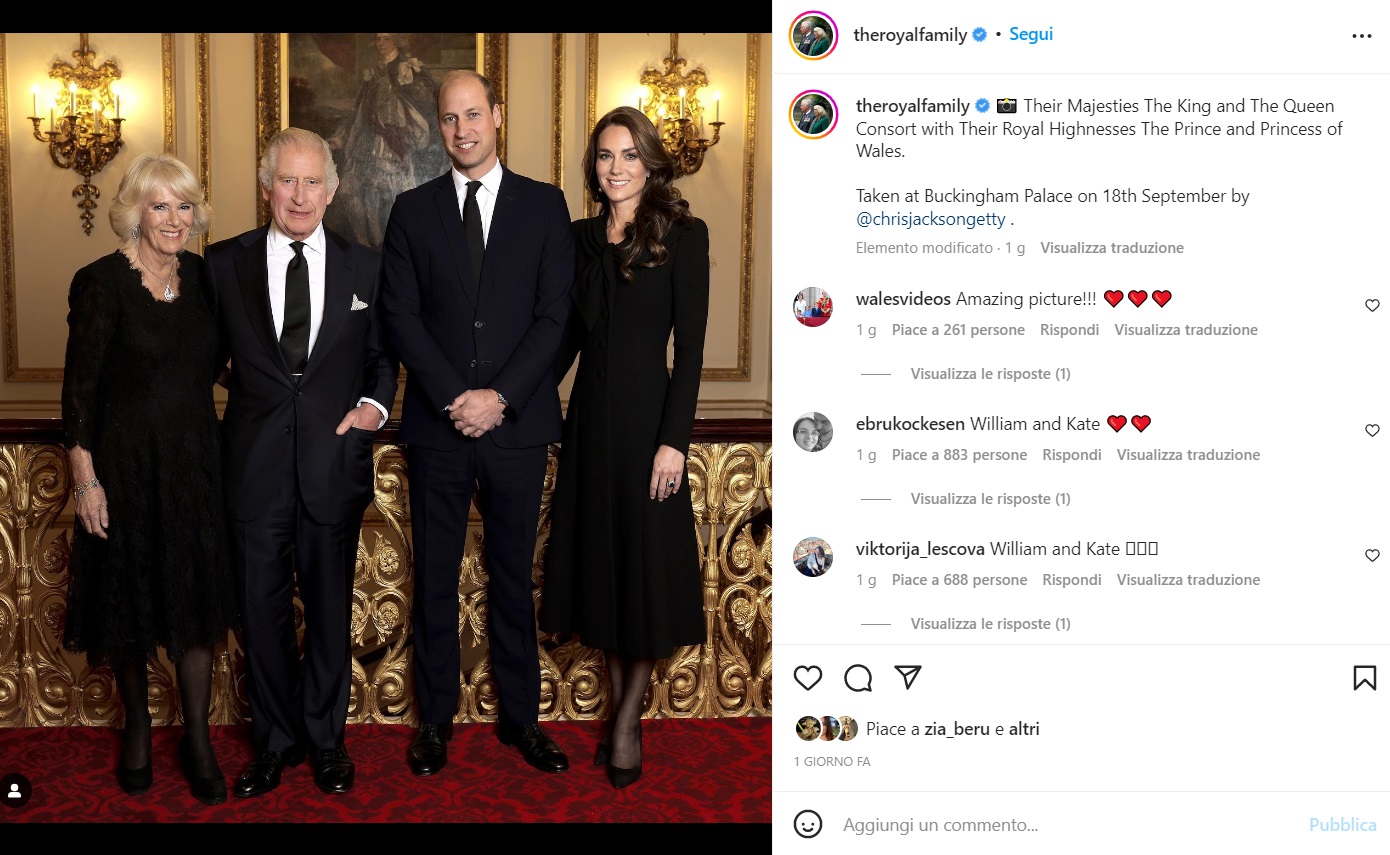 Re Carlo, Camilla, Kate Middleton e William: nella prima foto ufficiale vestono tutti di nero