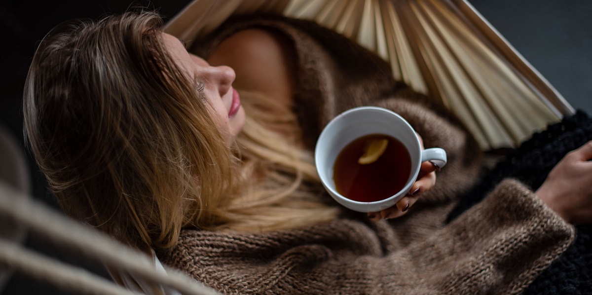 ragazza si rilassa con una tisana