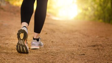 Camminare 4 ore a settimana può migliorare la soglia del dolore