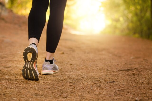 Camminare 4 ore a settimana può migliorare la soglia del dolore