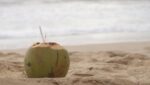 una noce di acqua di cocco sulla spiaggia