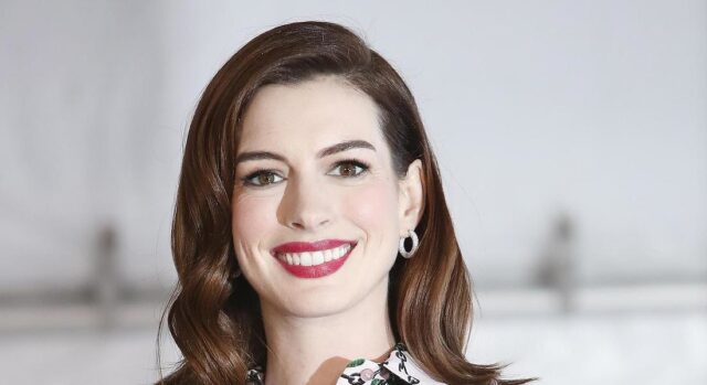 Met Gala, l'abito di Anne Hathaway sintesi tra Versace e Chanel