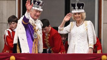 Camilla, nell'abito della regina un omaggio ai suoi due cani