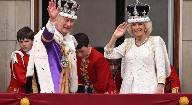 Camilla, nell'abito della regina un omaggio ai suoi due cani