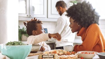 Usare strategie per far mangiare i bambini potrebbe essere controproducente