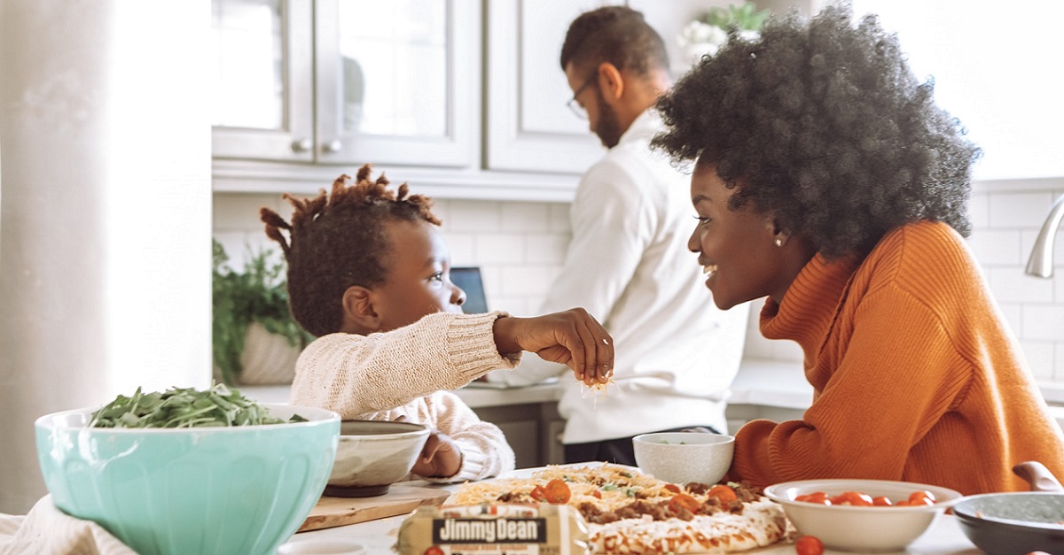 Usare strategie per far mangiare i bambini potrebbe essere controproducente