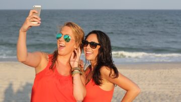 due ragazze scattano un selfie al mare