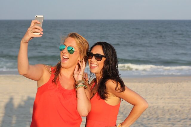 due ragazze scattano un selfie al mare