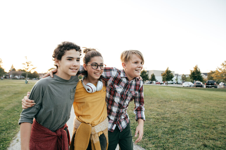 Avere 5 amici nell'adolescenza è importante per la salute mentale