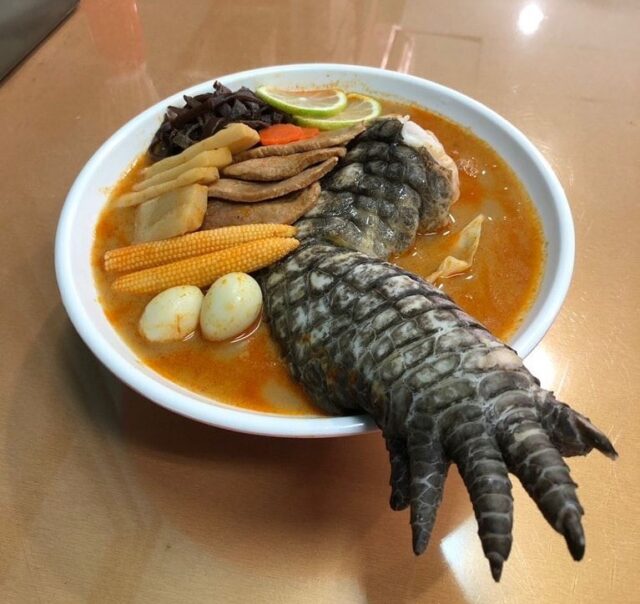 Godzilla Ramen, a Taiwan la zuppa con zampa di coccodrillo
