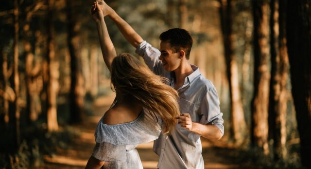una coppia che balla felice insieme