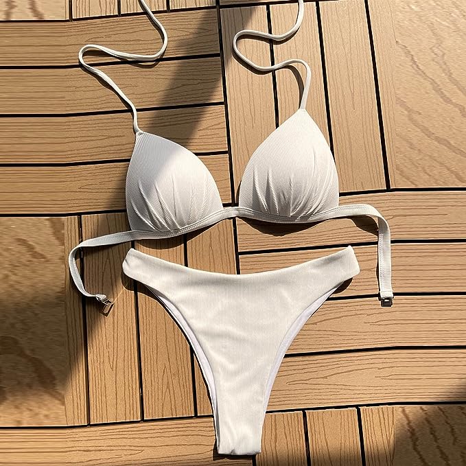 bikini bianco a triangolo e tanga