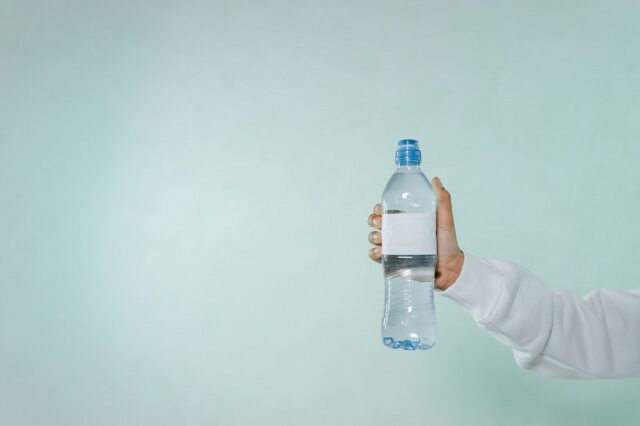 una bottiglia d'acqua