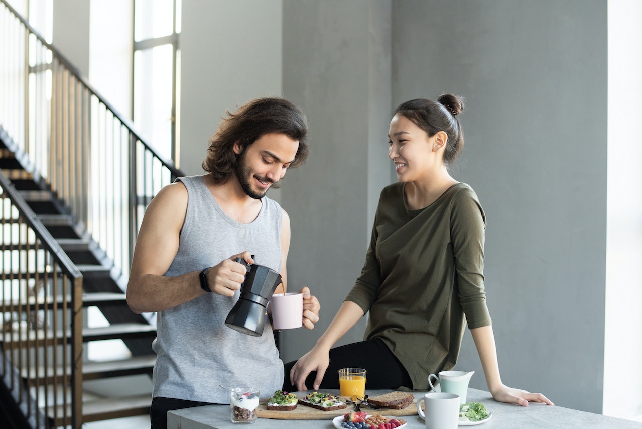 una coppia fa colazione insieme