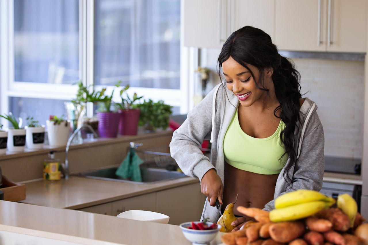 ragazza si prepara un pranzo sano