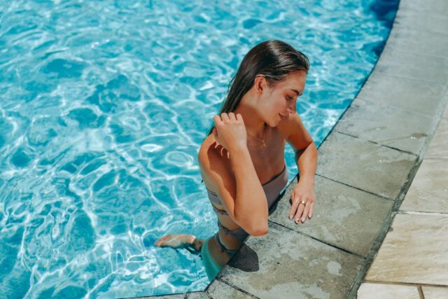 giovane donna in piscina