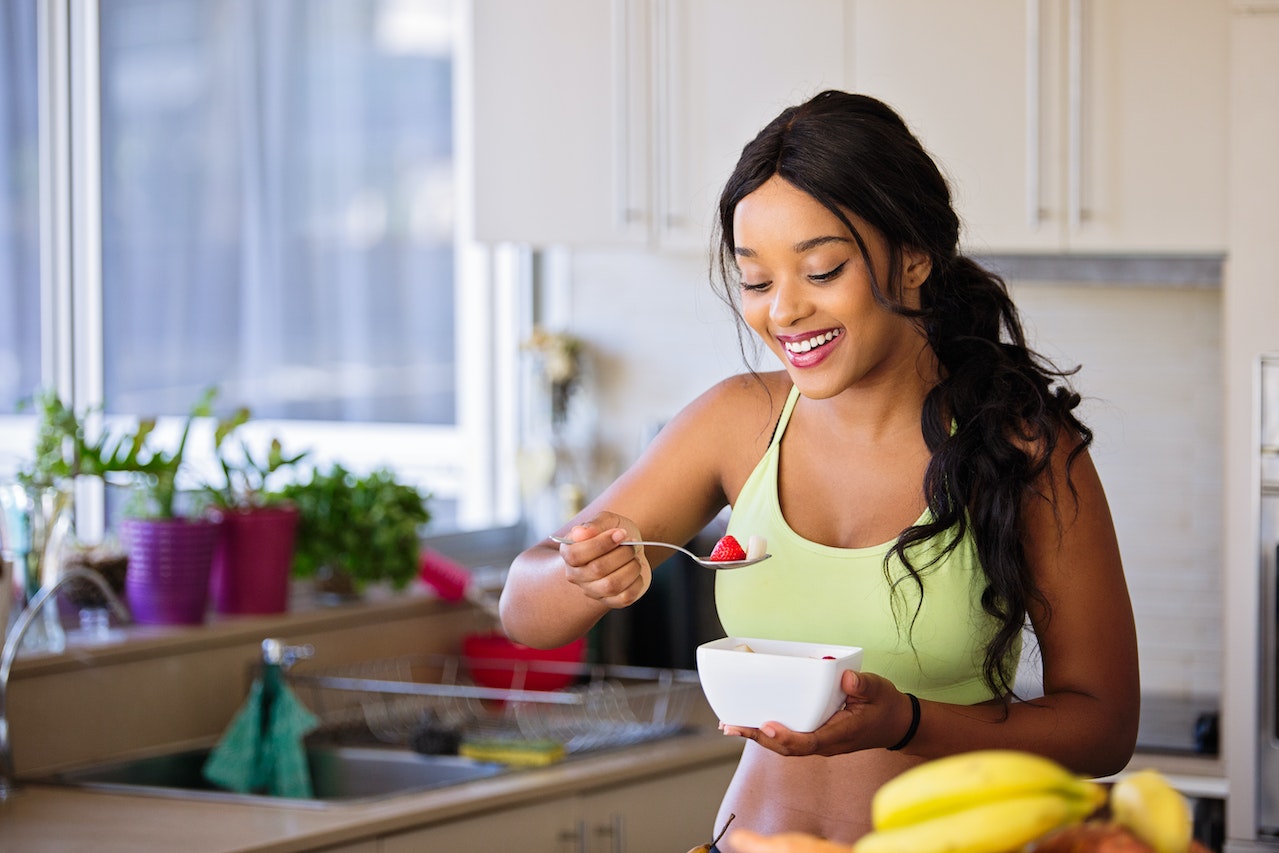 una ragazza sportiva che mangia