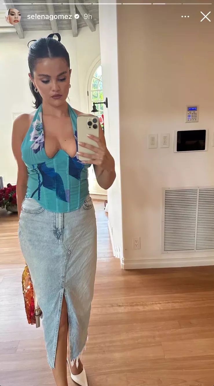 Selena Gomez si Instagram con corpetto e gonna di Jeans midi