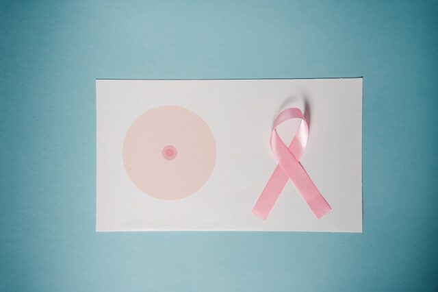 fiocchetto rosa contro il tumore al seno