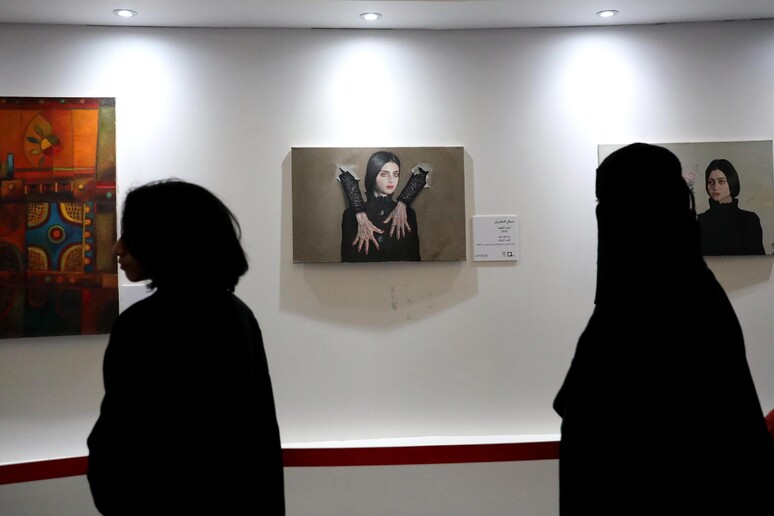 Francia, studentesse rifiutano di togliere l'abaya a scuola e tornano a casa