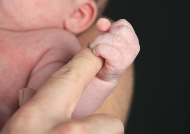 Neonati apprendono per imitazione, ma sono imitati loro stessi dai genitori