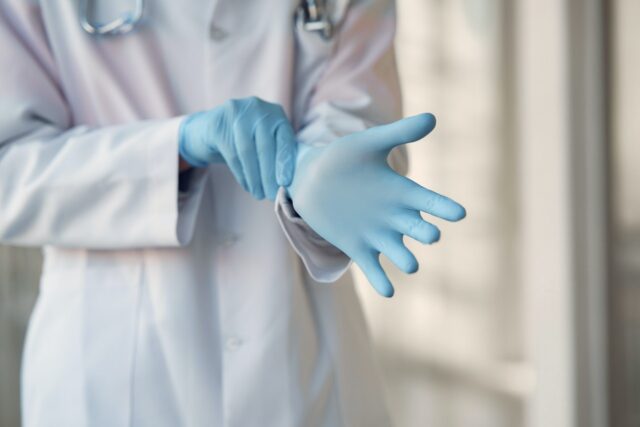medico in ospedale mette i guanti
