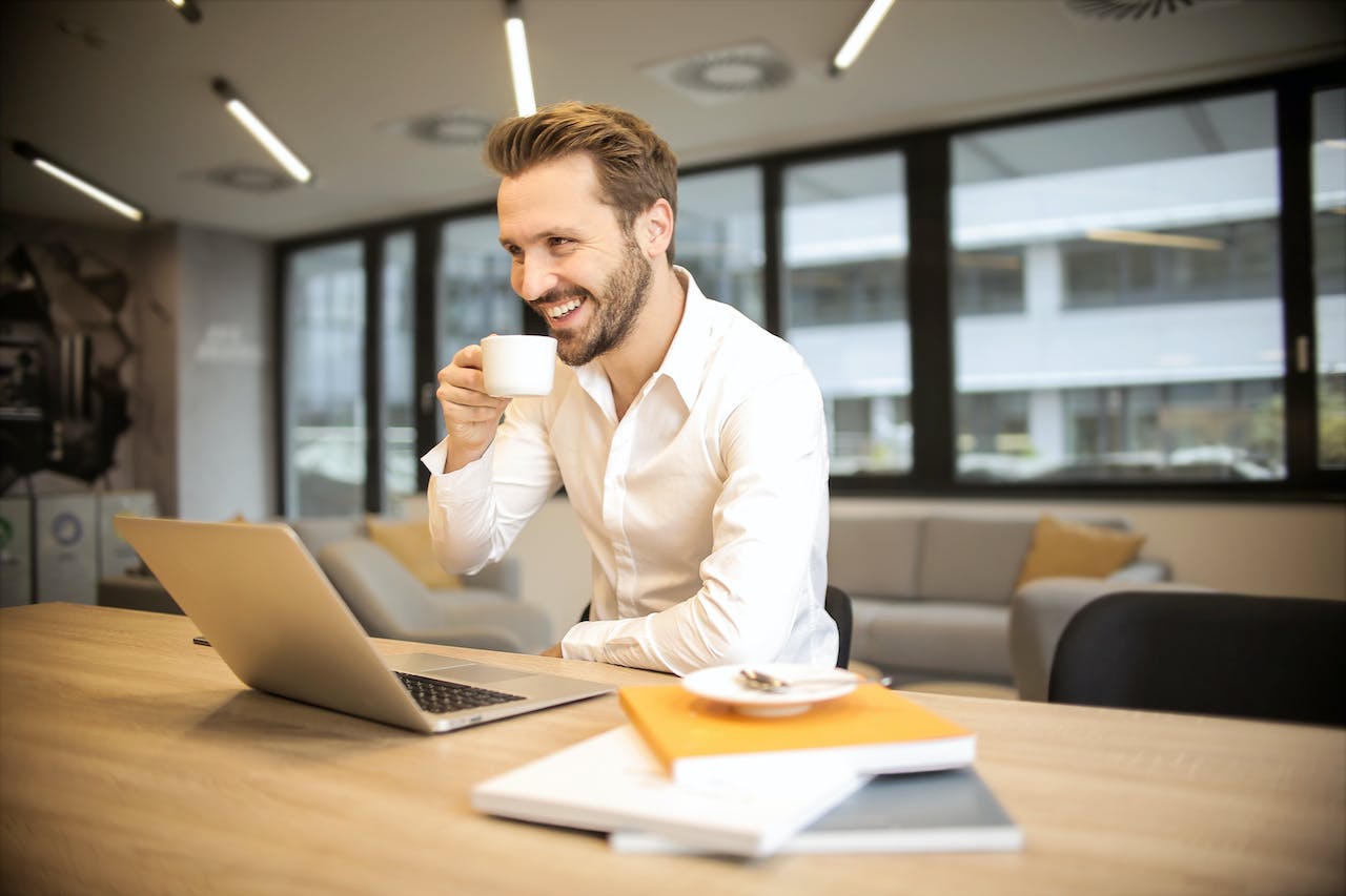 giovane adulto a un colloquio di lavoro