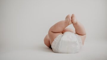 neonato con pannolino