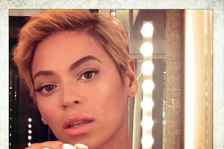 Beyoncé con la pelle chiara e capelli biondo platino criticata dai fan