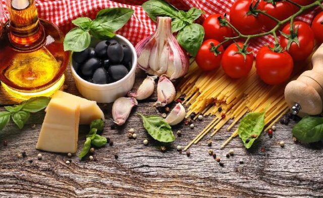 Italiani sgarrano la dieta mediterranea: poche verdure e frutta nel menu quotidiano