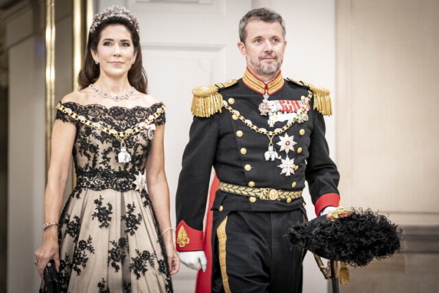 Trema la monarchia danese: il principe Frederik paparazzato con un'ex modella
