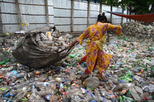 UE vieta esportazioni di rifiuti di plastica verso paesi poveri: stop all'inquinamento globale
