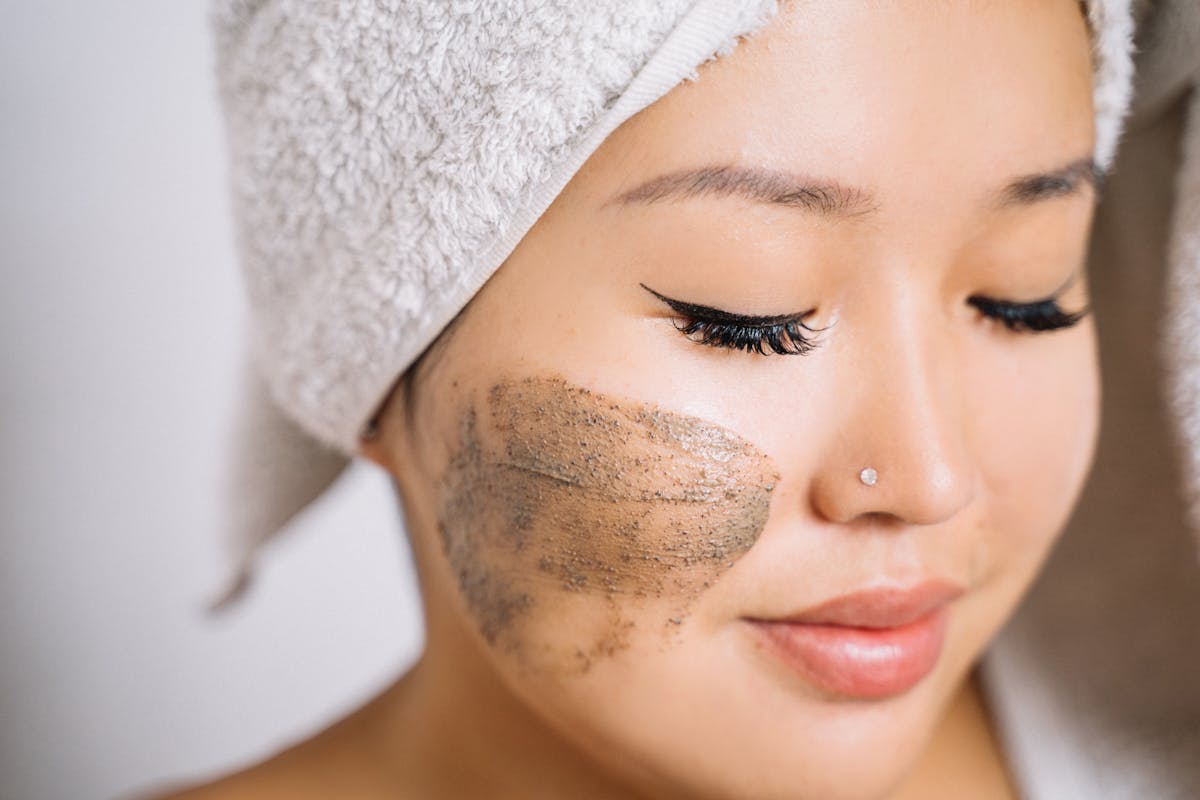 una donna prova un esfoliante