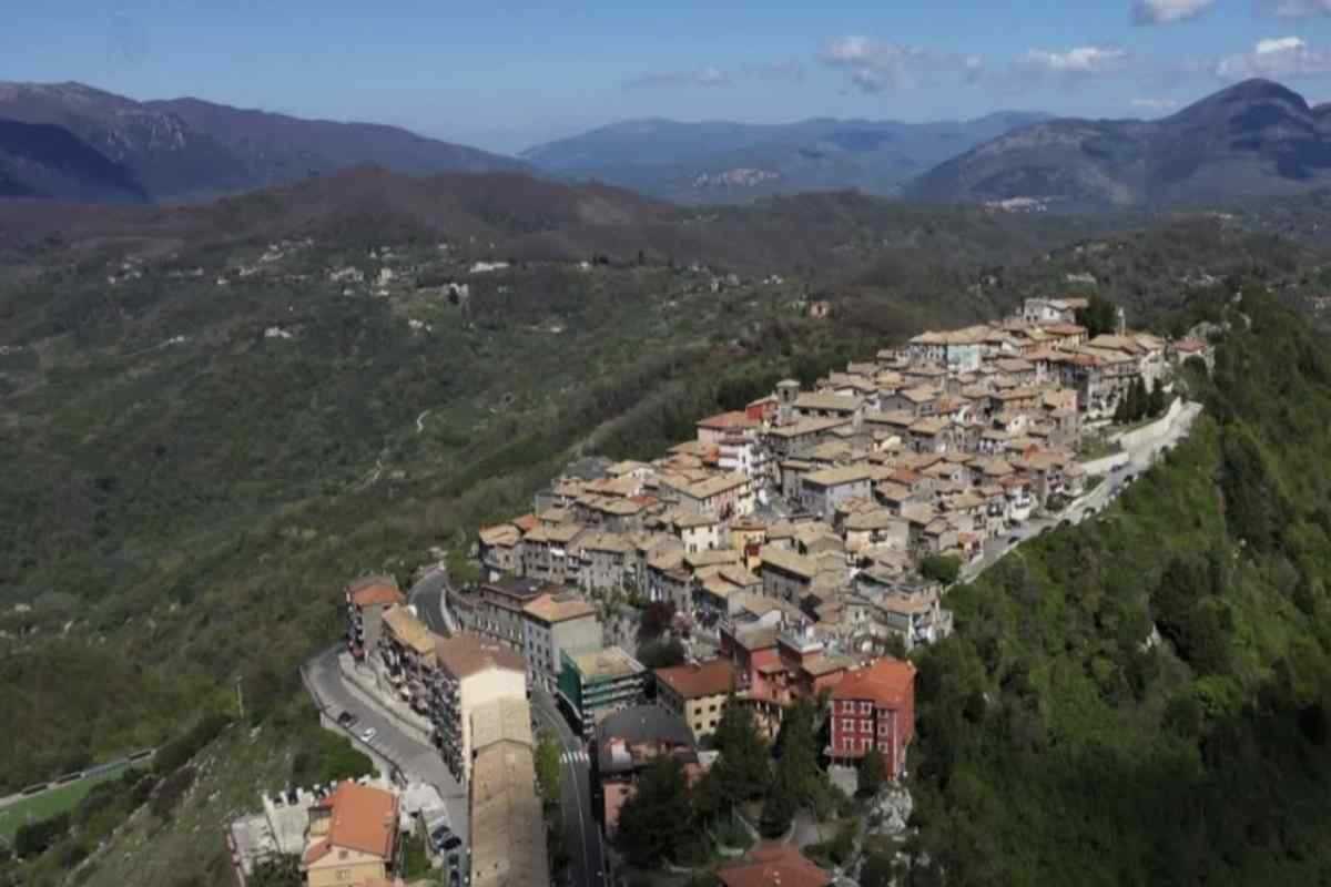 Situato sul Monte Celeste, questo paese rappresenta una vera e propria terrazza naturale da cui si godono viste spettacolari sulla Val d’Aniene