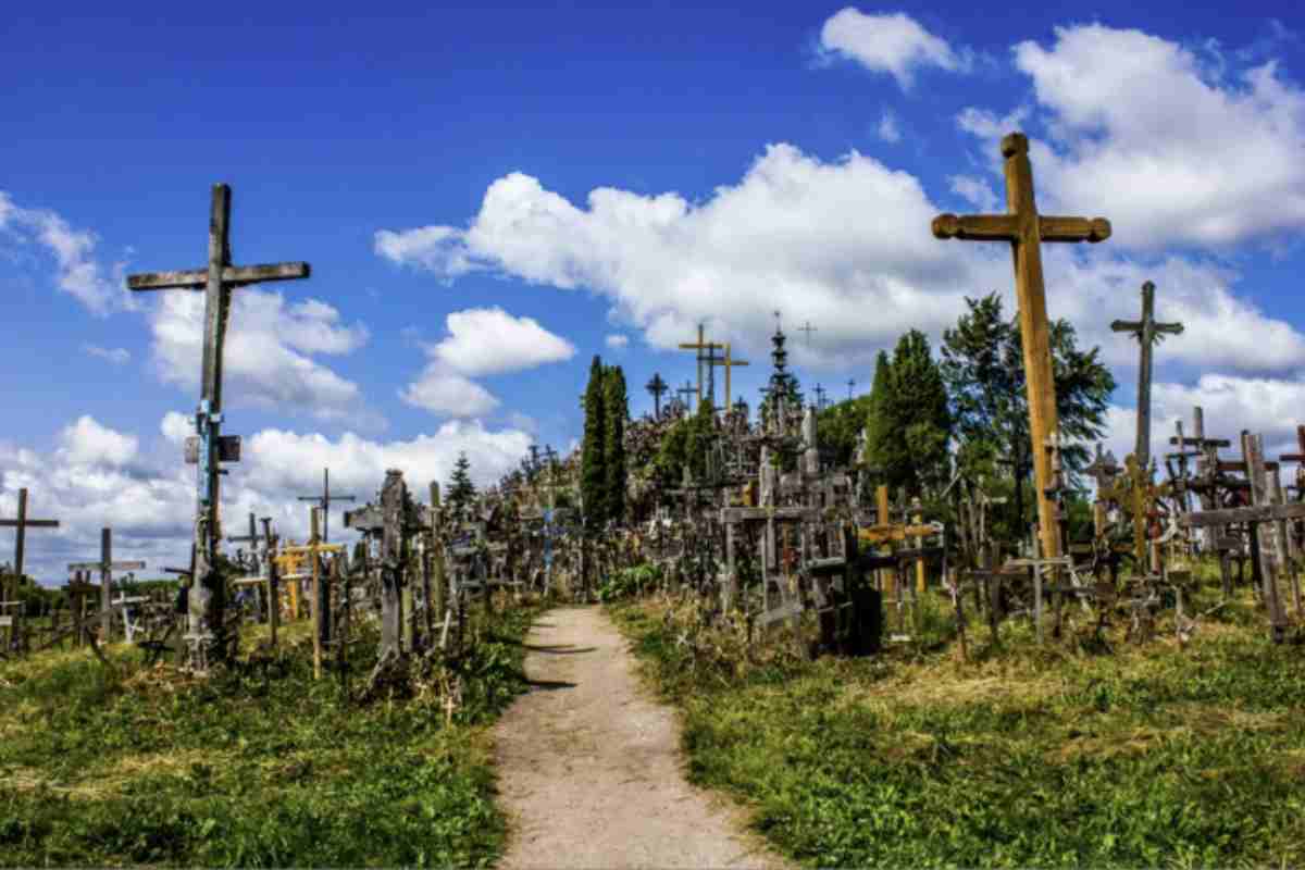 Questo sito, affacciato sul piccolo villaggio di Jurgaičiai, è uno dei simboli più intensi e suggestivi del Nord Europa, meta di pellegrinaggio