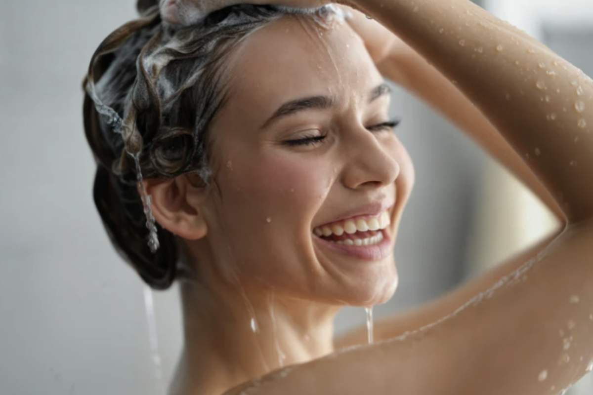 Questa scelta non è solo una moda ma una vera e propria rivoluzione nella cura dei capelli, soprattutto per chi soffre di sensibilità cutanea