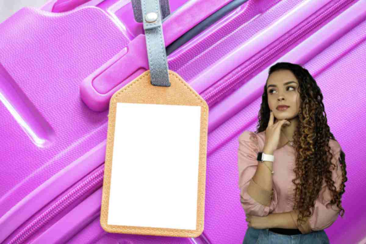 Una pratica diffusa tra i viaggiatori è quella di legare un nastro colorato o applicare targhette personalizzate ai propri bagagli