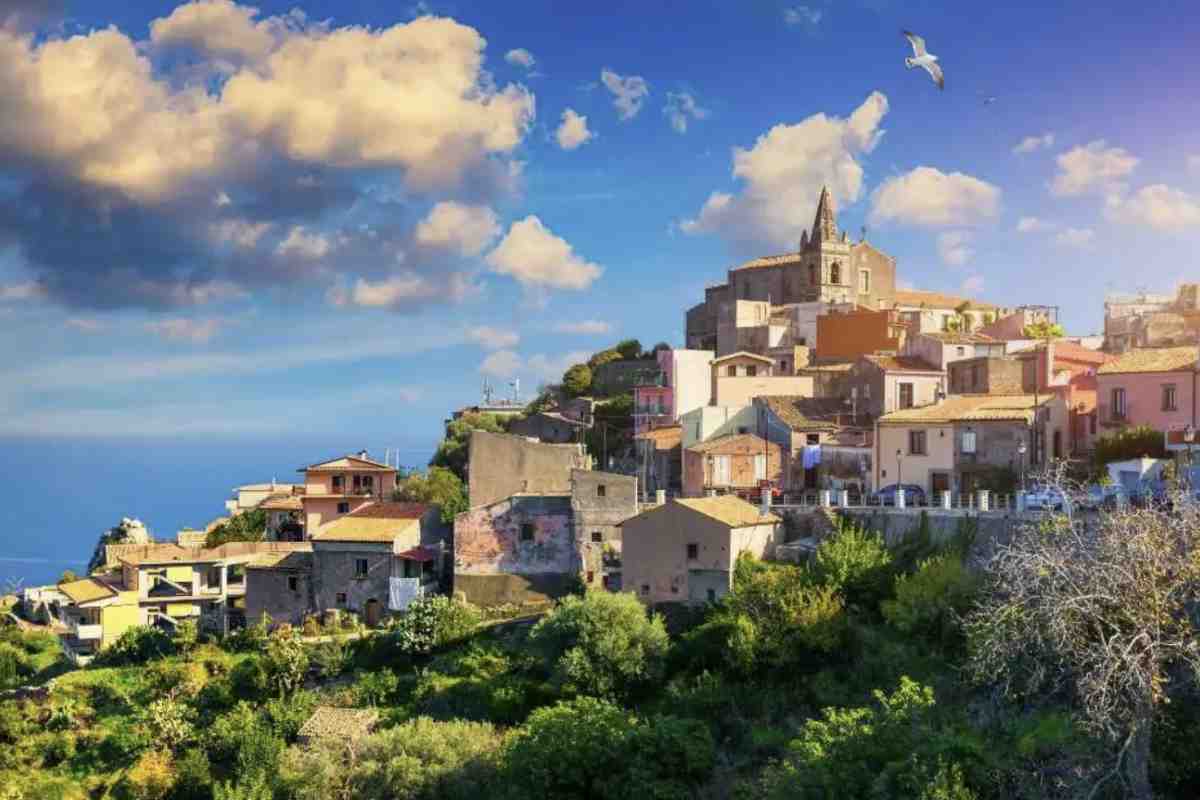 Forza d’Agrò, piccolo gioiello della provincia di Messina, continua a rappresentare una delle mete più affascinanti e meno conosciute dell’isola