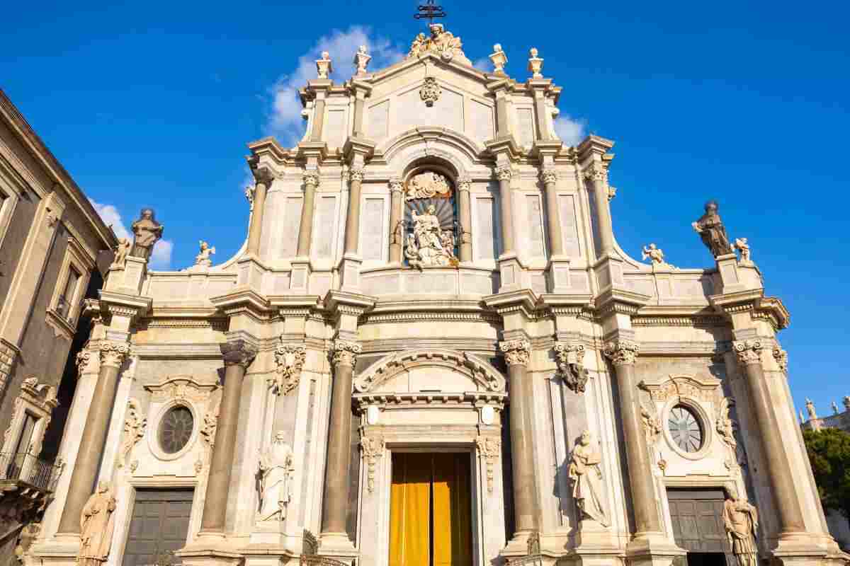 Le case spuntano dalla roccia, ogni angolo è medievale: questo è il borgo