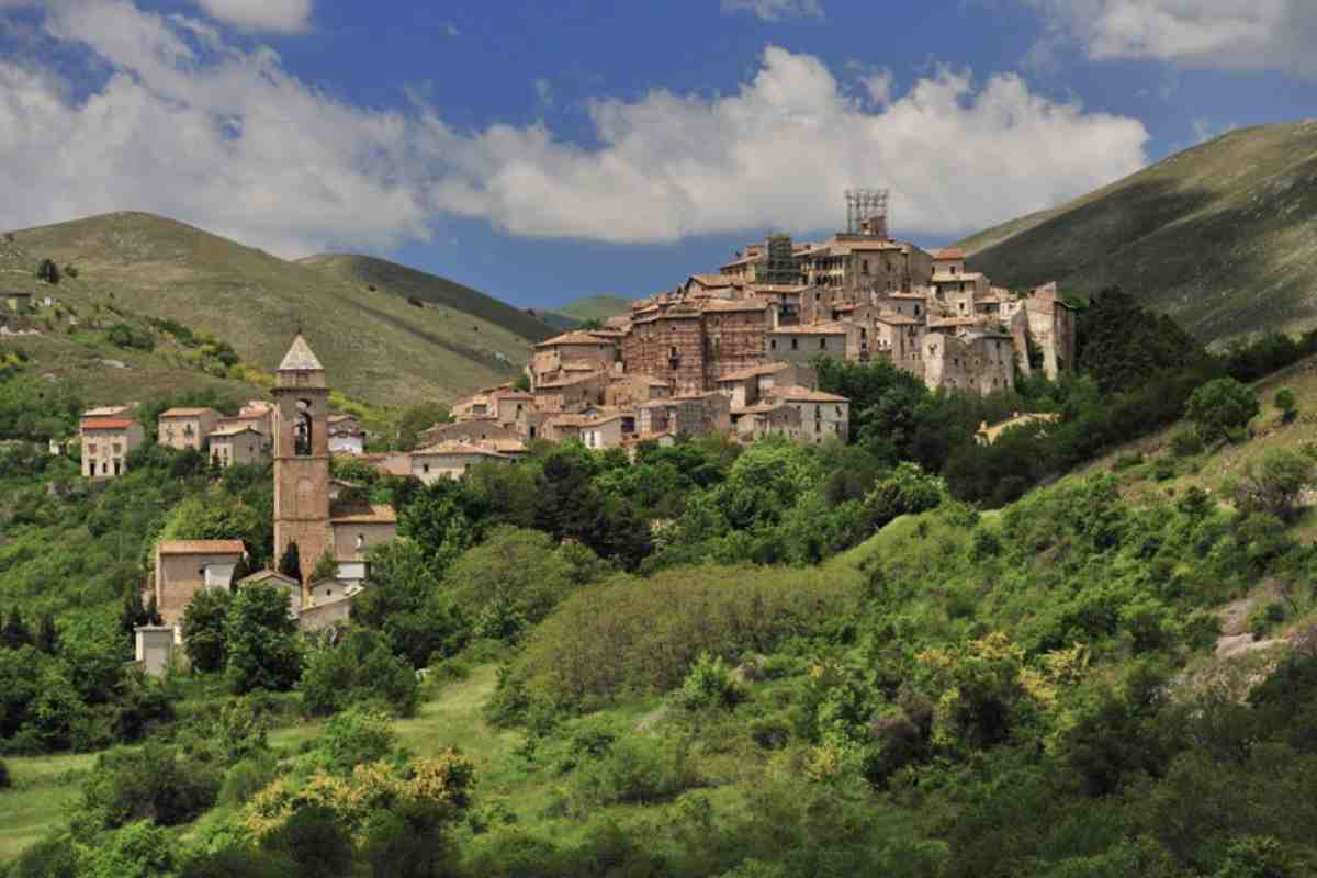 Questo piccolo borgo, adagiato a 1.251 metri sul livello del mare, rappresenta uno degli esempi più significativi di conservazione storica
