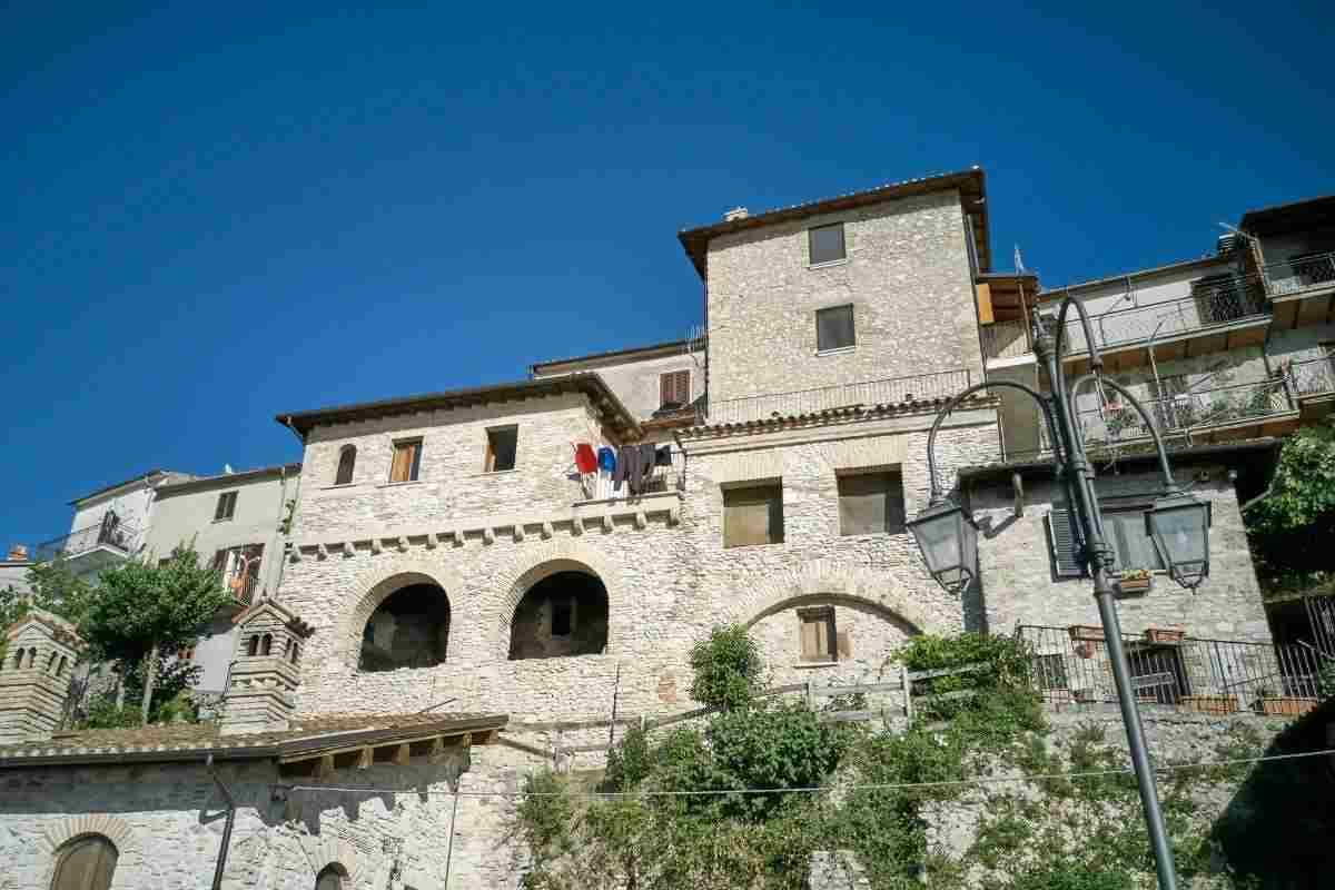Una fuga da sogno che costa pochissimo: questo borgo sembra una cartolina svizzera, tutti i dettagli
