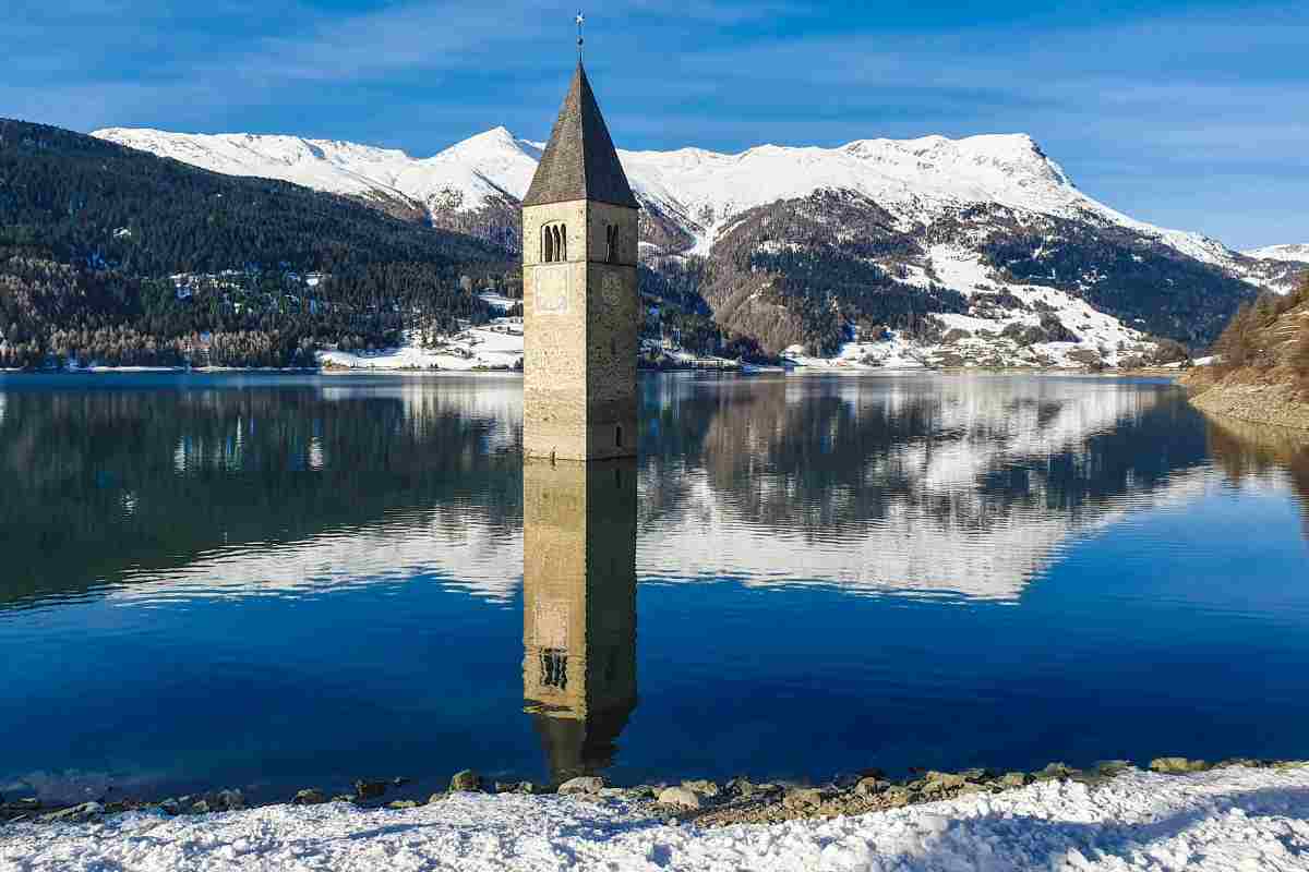 Il lago italiano che nasconde un borgo fantasma