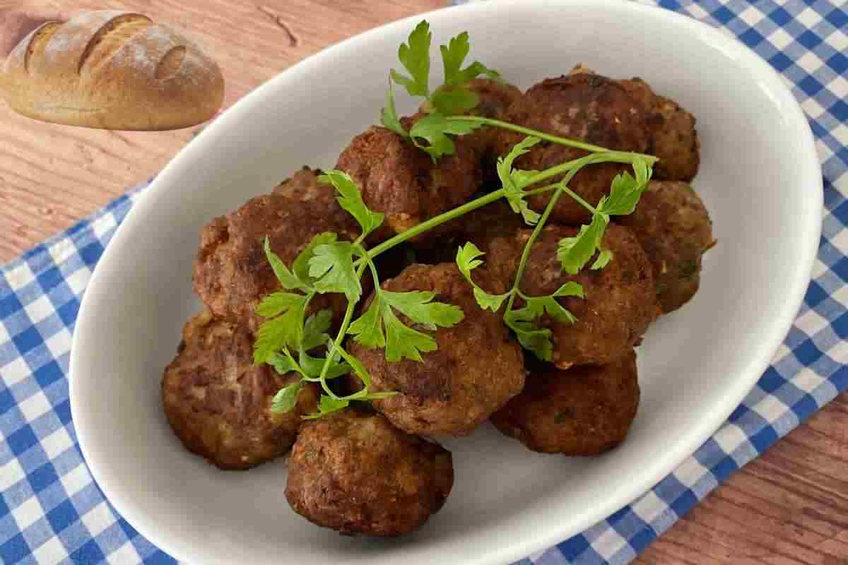 Ti è avanzato il pane? Trasformalo in polpette filanti e gustose, tutti i dettagli