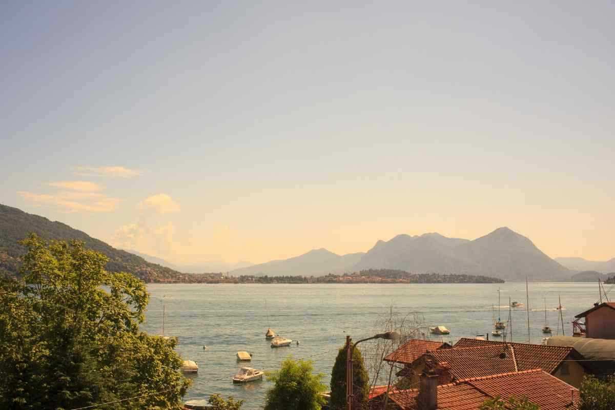 La chiamano "il giardino sul lago" ed è una delle città più belle d'Europa: si trova in Italia