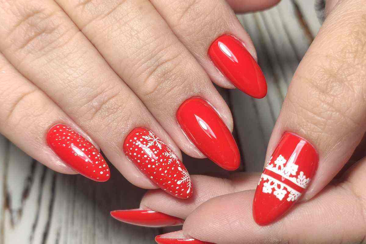 Quest'anno a Natale fai impazzire tutti con queste unghie scintillanti, i dettagli